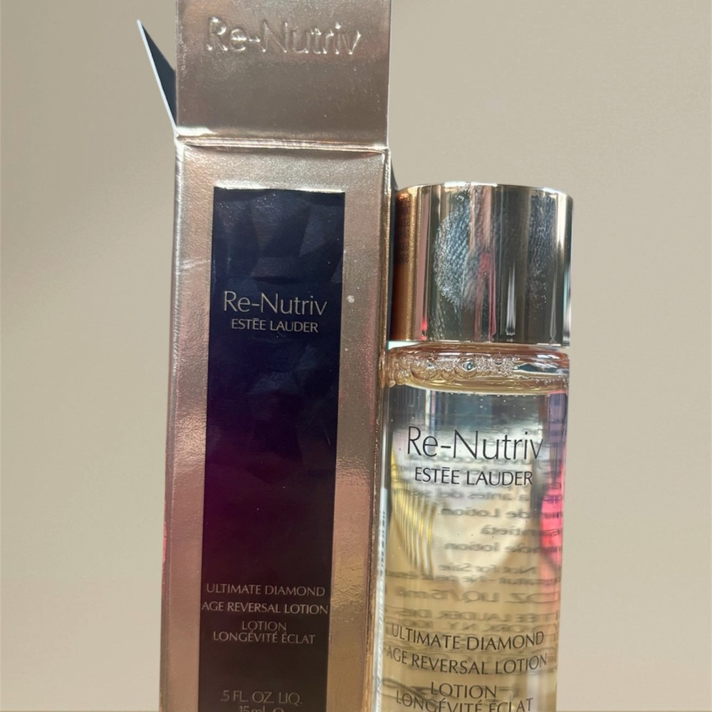 RE-NUTRIV
ULTIMATE DIAMOND AGE REVERSAL TREATMENT LOTION TONER
